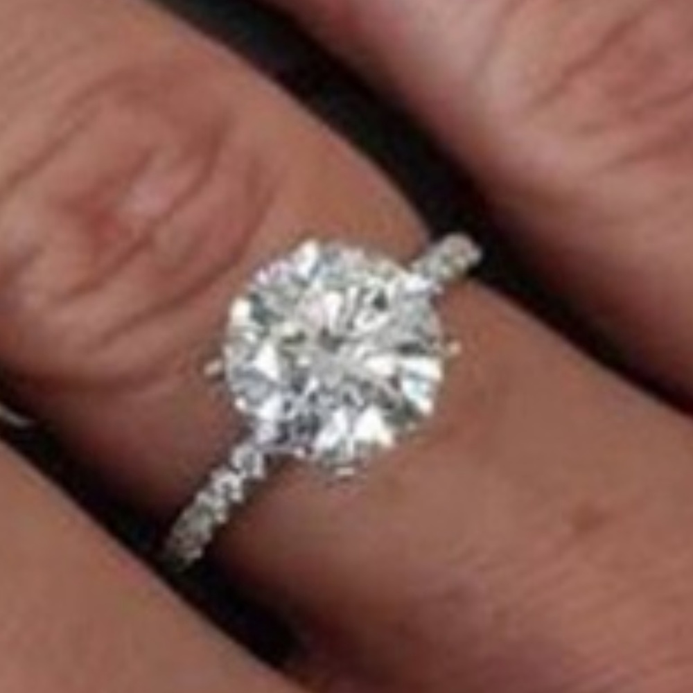 Gorgeous White Sapphire Solitaire Ring - Picture 4 of 7